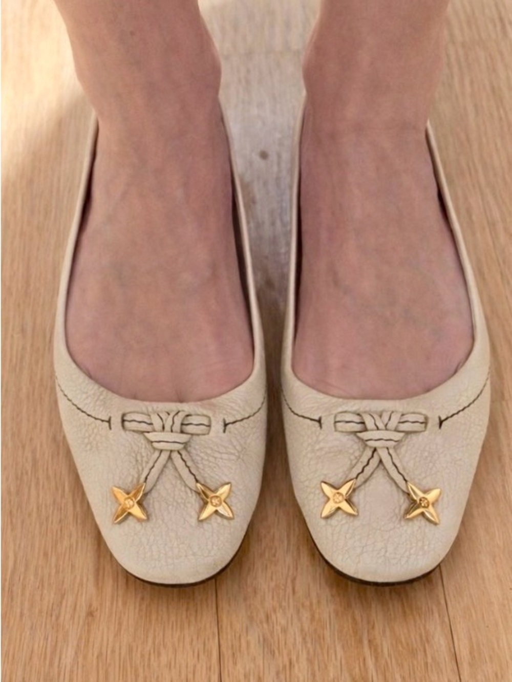 Louis Vuitton Cream Leather Ballet Flats Bow Gold LV Detail Size 38 - Picture 4 of 5